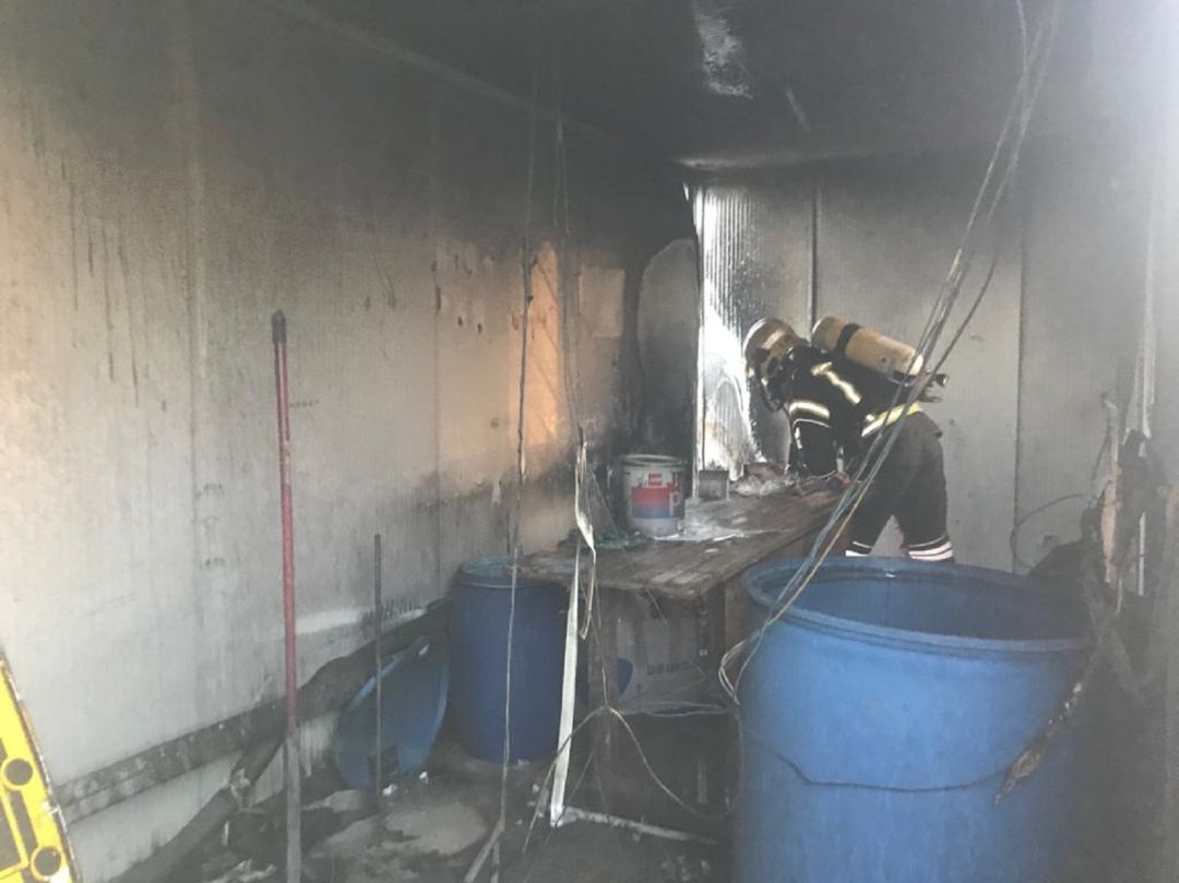 Uno de los bomeros actuando en el interior del contenedor. Uno de los bomeros actuando en el interior del contenedor.