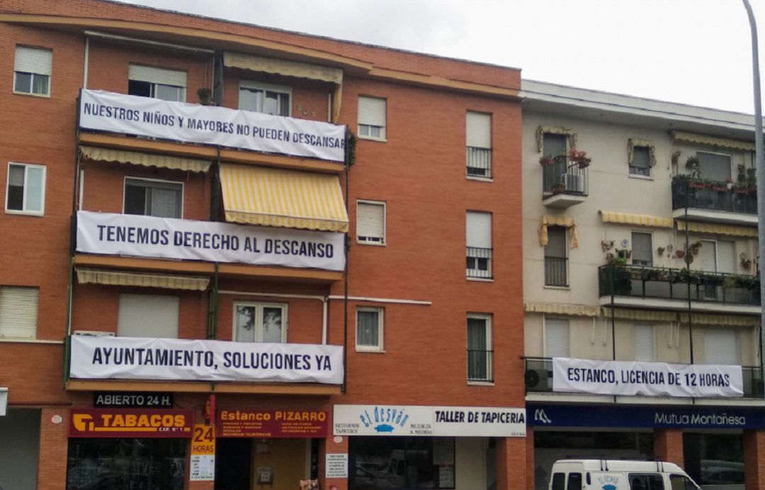 Pancartas colocadas por los vecinos en sus balcones Pancartas colocadas por los vecinos en sus balcones