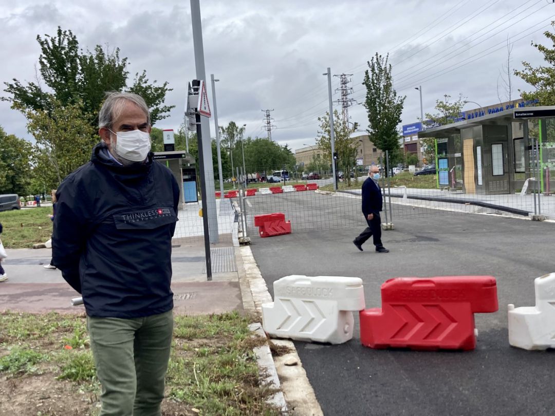El concejal de Movilidad y Espacio Público, Raimundo Ruiz de Escudero, frente a la marquesinas del Autobús Eléctrico Inteligente (BEI) en la rotonda de Esmaltaciones El concejal de Movilidad y Espacio Público, Raimundo Ruiz de Escudero, frente a la marquesinas del Autobús Eléctrico Inteligente (BEI) en la rotonda de Esmaltaciones