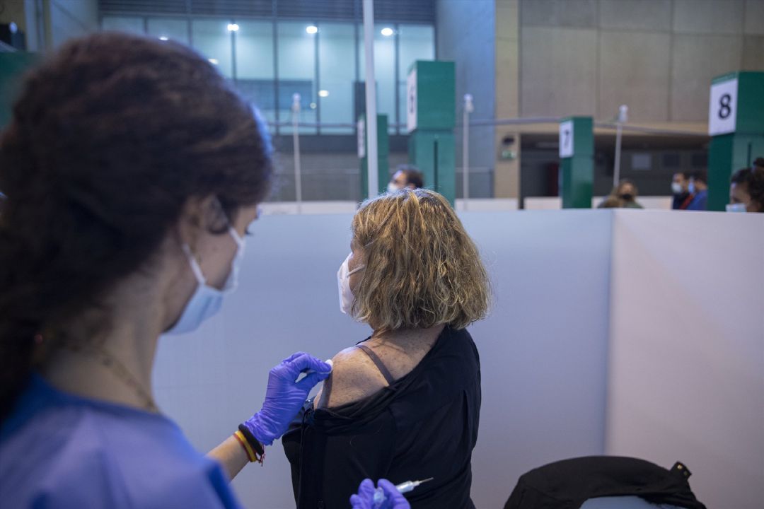 Una sanitaria vacuna a una mujer durante la primera jornada de vacunación ante la Covid-19 en el Estadio de La Cartuja de Sevilla, el pasado 22 de abril. Una sanitaria vacuna a una mujer durante la primera jornada de vacunación ante la Covid-19 en el Estadio de La Cartuja de Sevilla, el pasado 22 de abril.
