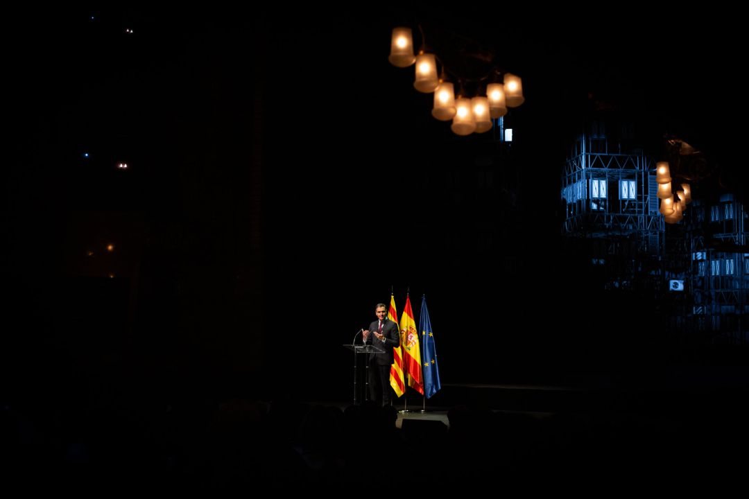El presidente del Gobierno, Pedro Sánchez, pronuncia la conferencia 'Reencuentro: un proyecto de futuro para toda España', en el Gran Teatre del Liceu de Barcelona. El presidente del Gobierno, Pedro Sánchez, pronuncia la conferencia 'Reencuentro: un proyecto de futuro para toda España', en el Gran Teatre del Liceu de Barcelona.