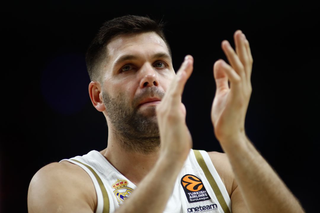 Felipe Reyes aplaude al graderío Felipe Reyes aplaude al graderío