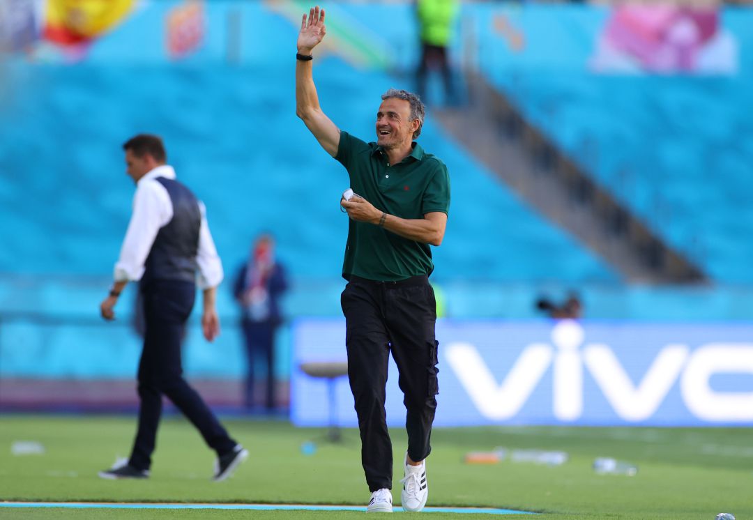 Luis Enrique saluda a la afición tras la victoria Luis Enrique saluda a la afición tras la victoria