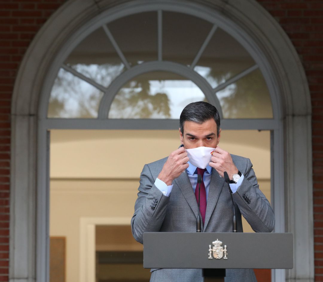 El presidente del Gobierno, Pedro Sánchez, se pone la mascarilla tras realizar una declaración institucional tras la celebración del Consejo de Ministros en el que se han aprobado los indultos a los presos independentistas. El presidente del Gobierno, Pedro Sánchez, se pone la mascarilla tras realizar una declaración institucional tras la celebración del Consejo de Ministros en el que se han aprobado los indultos a los presos independentistas.