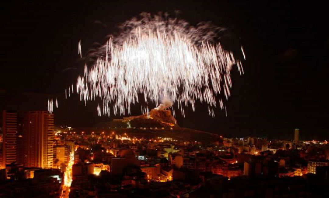 Palmera lanzada desde el Castillo de Santa Bárbara en la noche del 24 de junio (archivo) y que da el pistoletazo de salida a la Nit del Foc Palmera lanzada desde el Castillo de Santa Bárbara en la noche del 24 de junio (archivo) y que da el pistoletazo de salida a la Nit del Foc