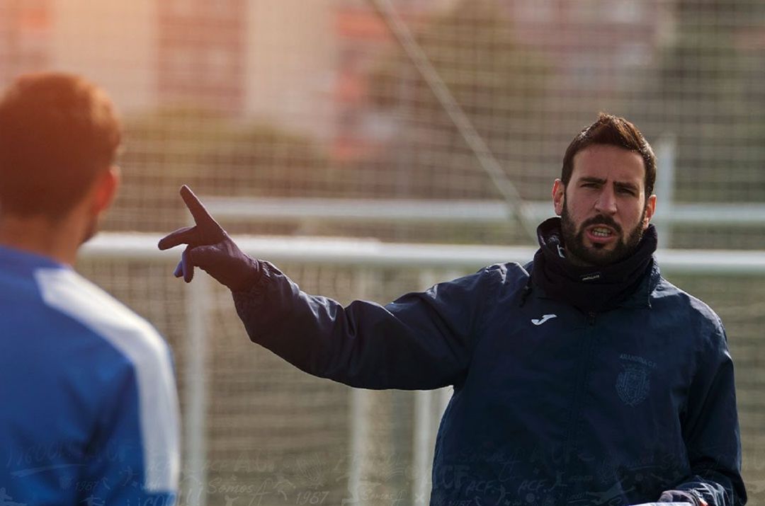 El entrenador arandino, Álex Izquierdo, durante un entrenamiento de la escuadra blanquiazul de la temporada pasada. El entrenador arandino, Álex Izquierdo, durante un entrenamiento de la escuadra blanquiazul de la temporada pasada.