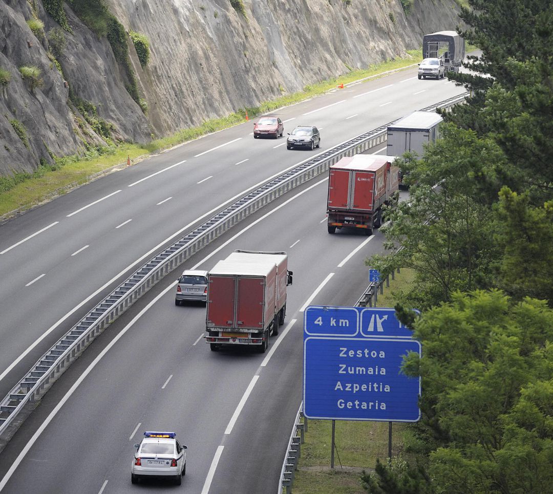 El 39,4 % de los vascos utilizan para desplazarse de manera habitual el transporte privado, principalmente el coche, mientras que el 37,6 % se mueven a pie o en bicicleta y solo el 22,9 % usa el transporte público, un porcentaje que se ha reducido en los últimos años. El 39,4 % de los vascos utilizan para desplazarse de manera habitual el transporte privado, principalmente el coche, mientras que el 37,6 % se mueven a pie o en bicicleta y solo el 22,9 % usa el transporte público, un porcentaje que se ha reducido en los últimos años.