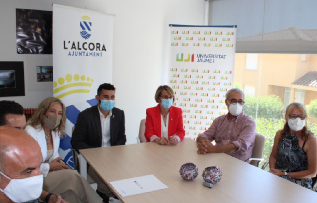 La rectora de la Universitat Jaume I, Eva Alcón, y el alcalde del Ayuntamiento de L'Alcora, Samuel Falomir, se han reunido para la puesta en marcha de la Cátedra L'Alcora de Investigación Musical y Calidad de Vida La rectora de la Universitat Jaume I, Eva Alcón, y el alcalde del Ayuntamiento de L'Alcora, Samuel Falomir, se han reunido para la puesta en marcha de la Cátedra L'Alcora de Investigación Musical y Calidad de Vida