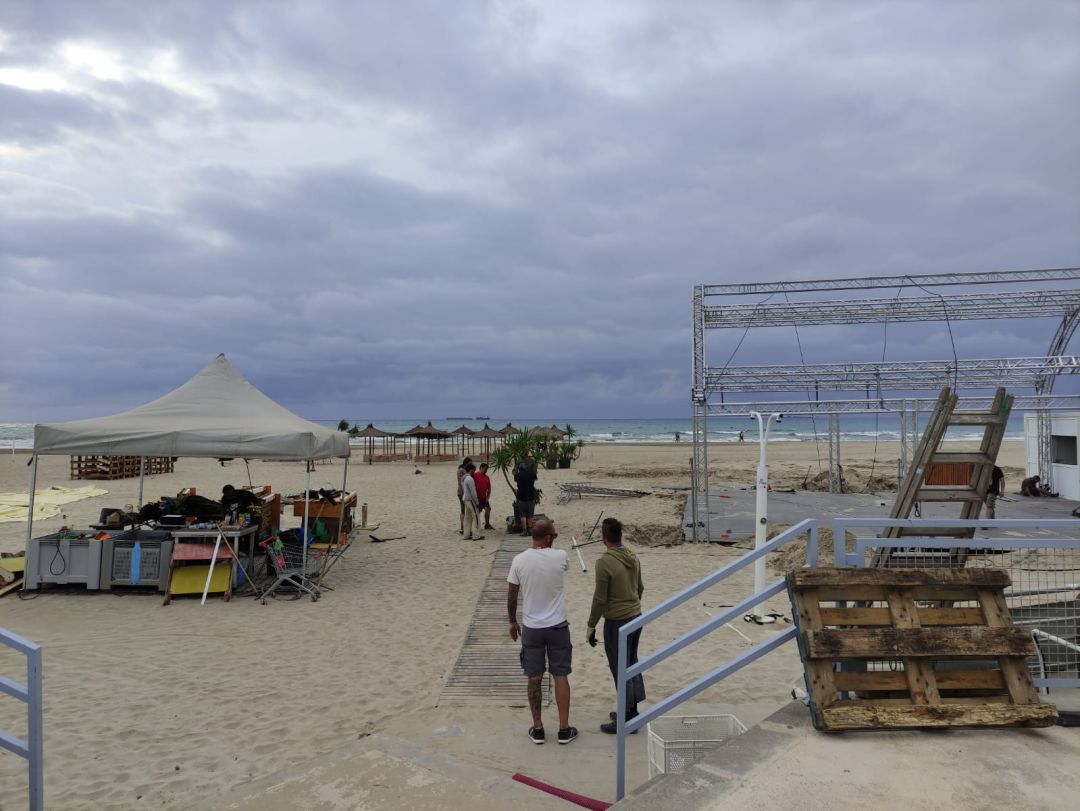 Montaje de los chiringuitos en las playas de Castelló Montaje de los chiringuitos en las playas de Castelló