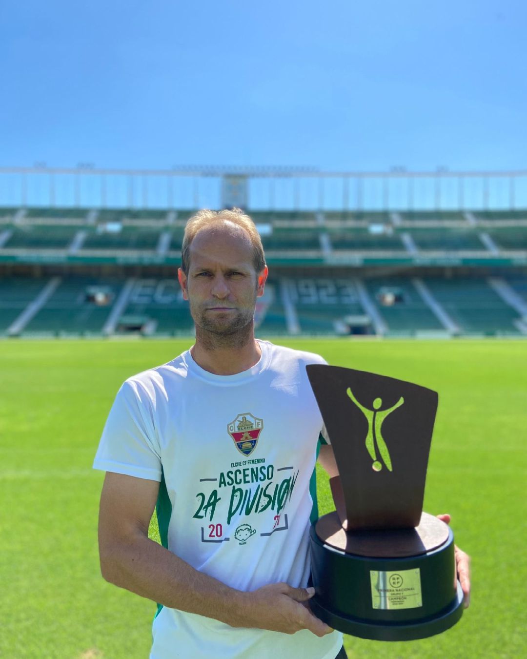 Quique Cano posa con la Copa de campeonas de la Liga Quique Cano posa con la Copa de campeonas de la Liga