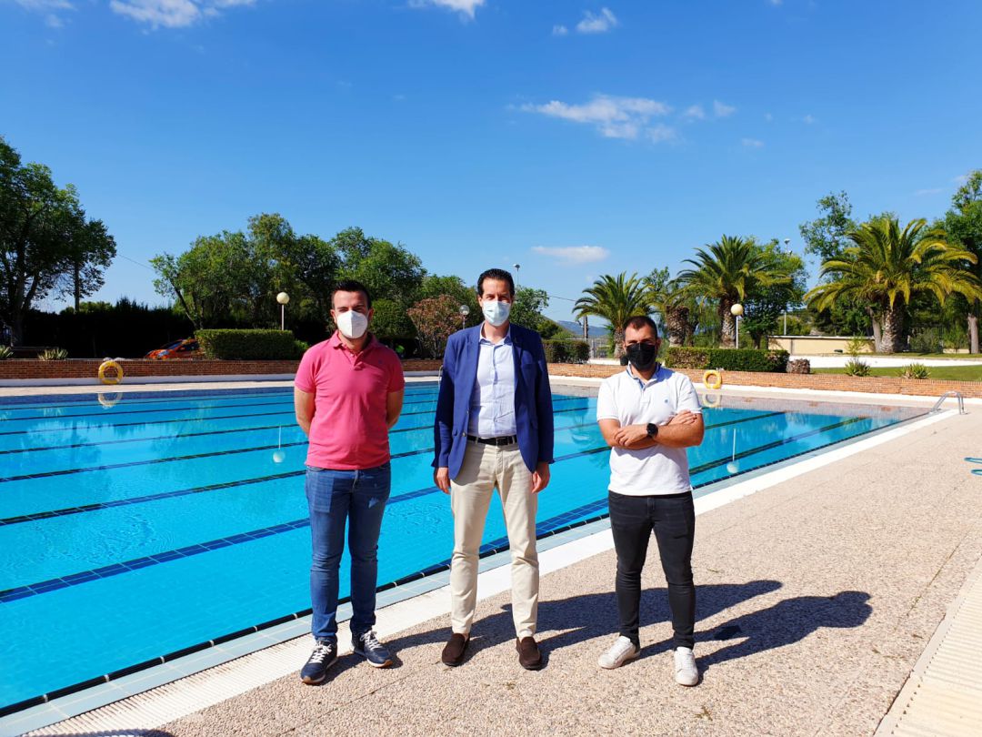 El alcalde de Elda, el edil de Deportes y el gerente de Emudesa, en la presentación de la apertura de las piscinas El alcalde de Elda, el edil de Deportes y el gerente de Emudesa, en la presentación de la apertura de las piscinas