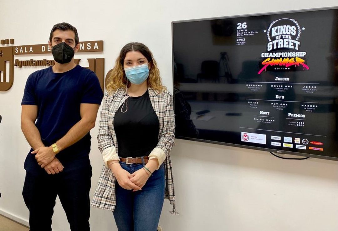 Víctor Fernández, organizador de la competición, y Anabel García, edil de Juventud de Elda Víctor Fernández, organizador de la competición, y Anabel García, edil de Juventud de Elda