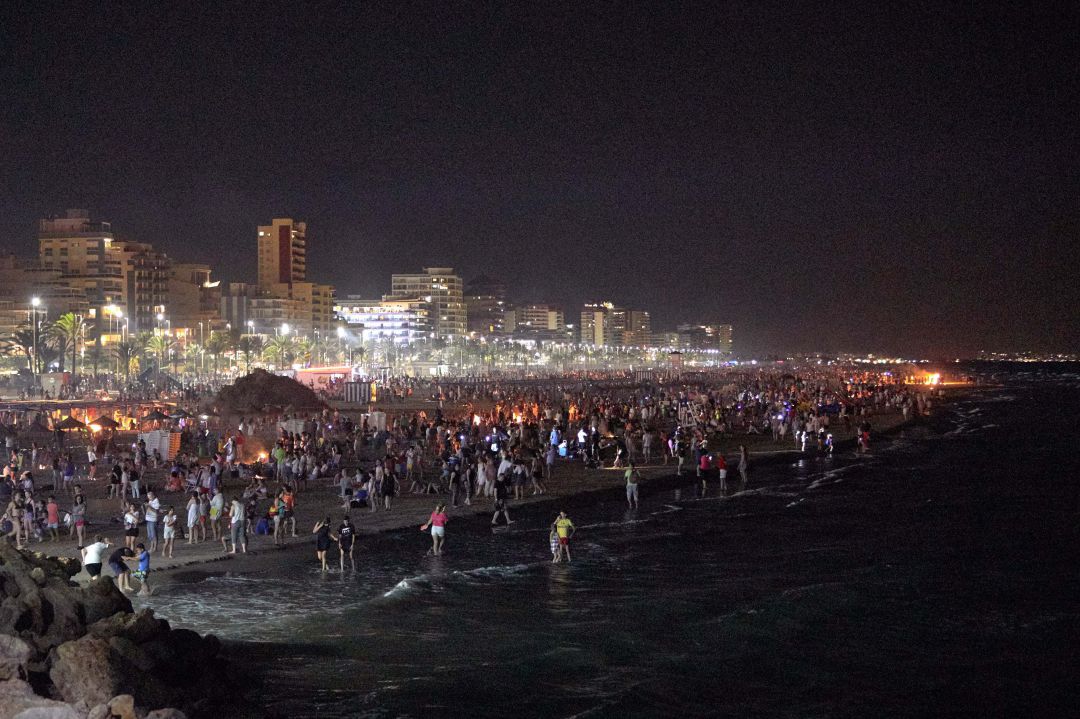 Nit de Sant Joan en la playa de Gandia antes de la pandemia Nit de Sant Joan en la playa de Gandia antes de la pandemia