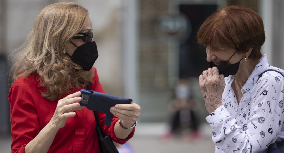 Dos mujeres con mascarilla. Dos mujeres con mascarilla.