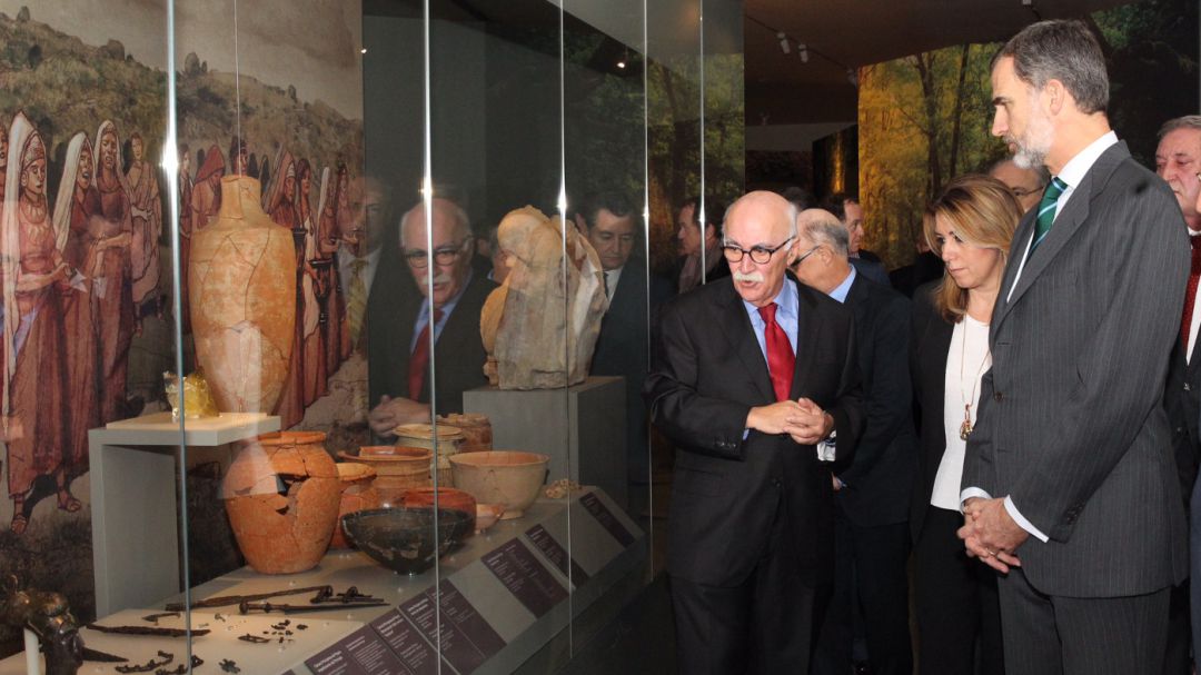 Arturo Ruiz explica al rey Felipe VI la exposición temporal que alberga el Museo Íbero en el día de su inauguración. Arturo Ruiz explica al rey Felipe VI la exposición temporal que alberga el Museo Íbero en el día de su inauguración.