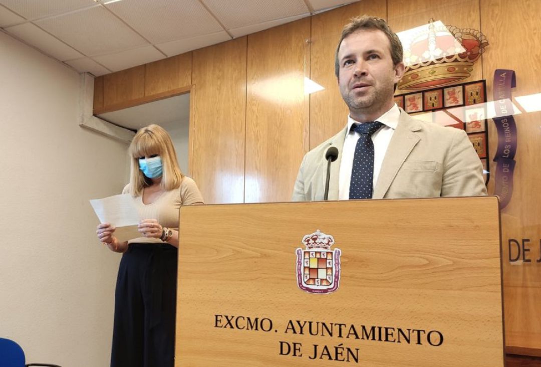 Julio Millán (PSOE) comparecía no hace mucho junto a María Cantos (Cs) para hacer balance positivo del tiempo transcurrido desde el inicio de la legislatura Julio Millán (PSOE) comparecía no hace mucho junto a María Cantos (Cs) para hacer balance positivo del tiempo transcurrido desde el inicio de la legislatura