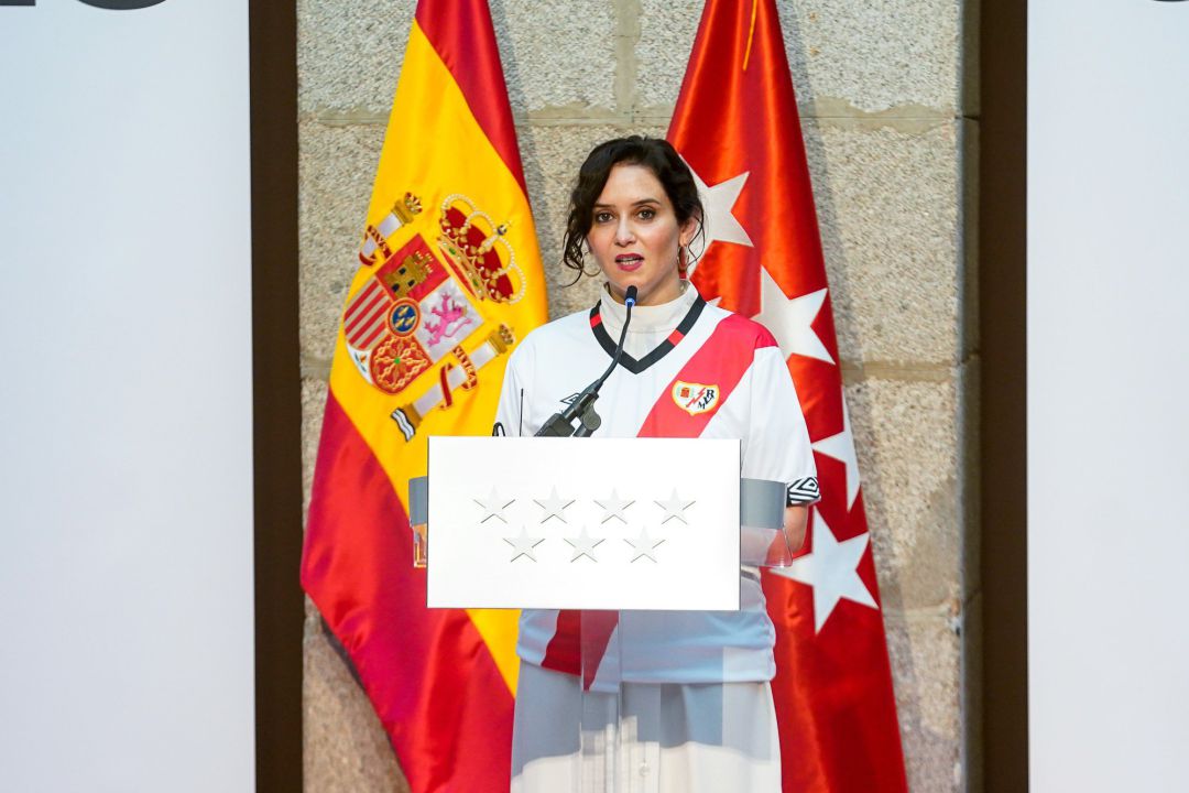 La presidenta de Madrid, Isabel Díaz Ayuso, durante el recibimiento en el Ayuntamiento al Club de Fútbol Rayo Vallecano de Madrid tras su ascenso a Primera División hace unos días. La presidenta de Madrid, Isabel Díaz Ayuso, durante el recibimiento en el Ayuntamiento al Club de Fútbol Rayo Vallecano de Madrid tras su ascenso a Primera División hace unos días.