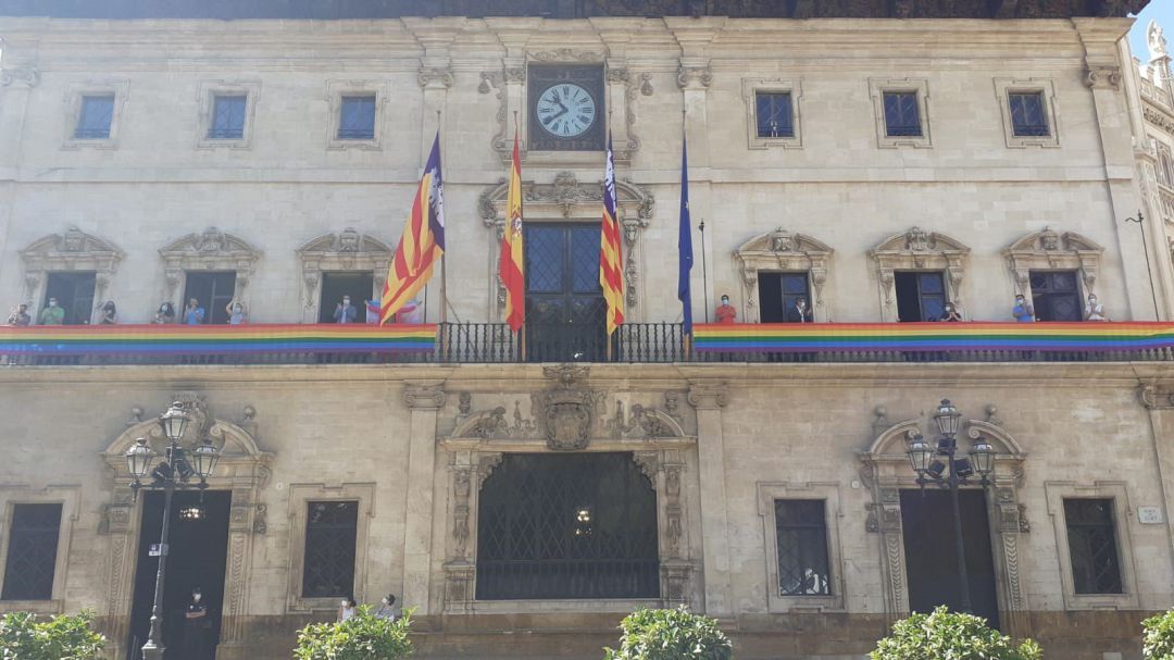 El Ayuntamiento de Palma luce la bandera arcoíris por el Día Internacional del Orgullo Lgtbi. El Ayuntamiento de Palma luce la bandera arcoíris por el Día Internacional del Orgullo Lgtbi.