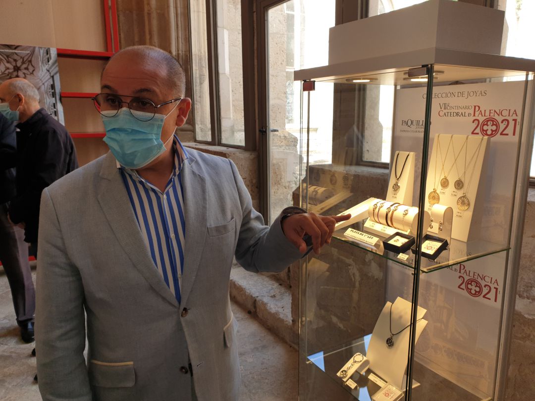 Juan Carlos Pascual, gerente de Paquillo presenta la colección de joyas del VII Centenario de la Catedral de Palencia Juan Carlos Pascual, gerente de Paquillo presenta la colección de joyas del VII Centenario de la Catedral de Palencia