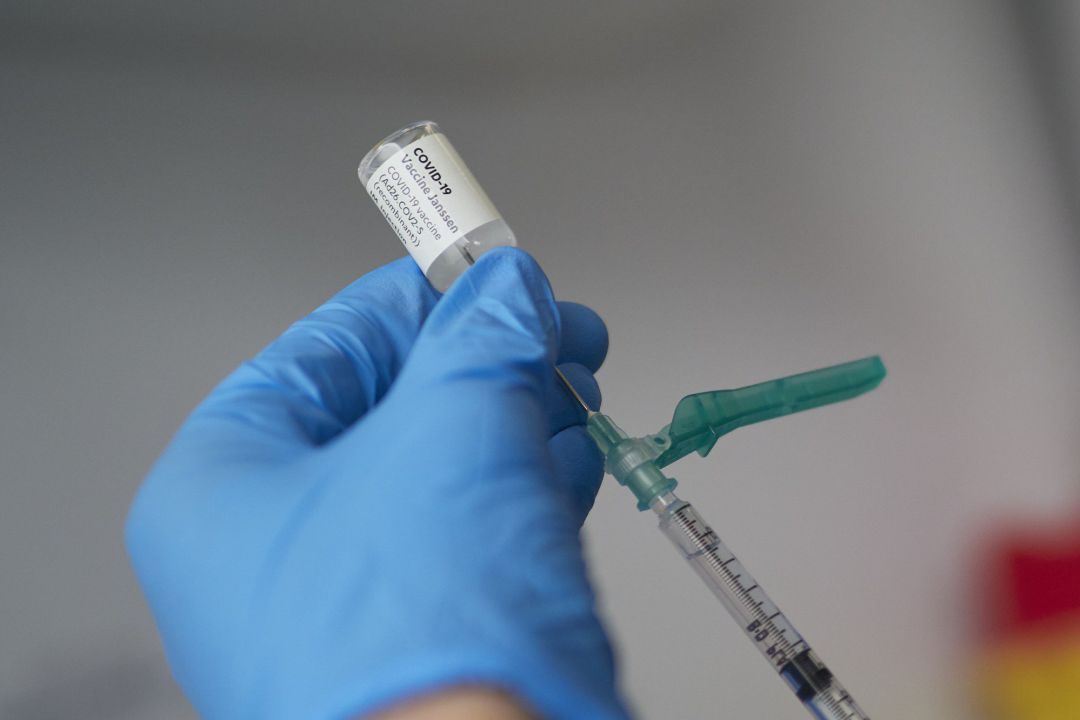Una profesional sanitaria sostiene un vial con la vacuna de Janssen contra el Covid-19 Una profesional sanitaria sostiene un vial con la vacuna de Janssen contra el Covid-19