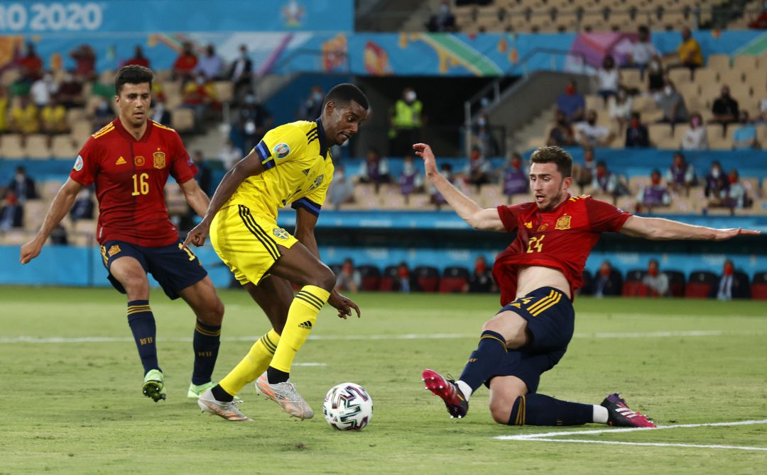 Isak regatea a Laporte en el partido contra España de la Euro 2020 Isak regatea a Laporte en el partido contra España de la Euro 2020