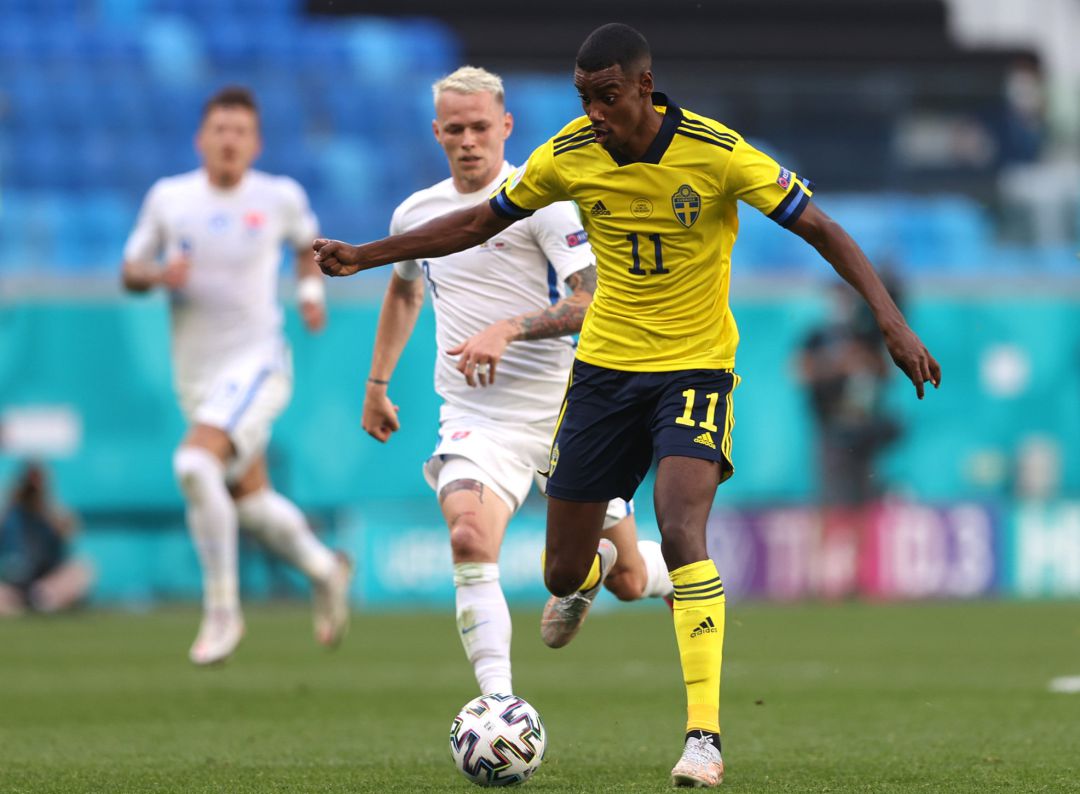 Alexander Isak corre en el partido contra Eslovaquia Alexander Isak corre en el partido contra Eslovaquia