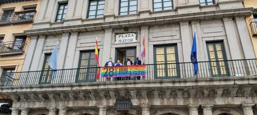 Pancarta LGTBI que cuelga desde el Ayuntamiento con la Alcaldesa y el Presidente de Segoentiende, y concejales Pancarta LGTBI que cuelga desde el Ayuntamiento con la Alcaldesa y el Presidente de Segoentiende, y concejales