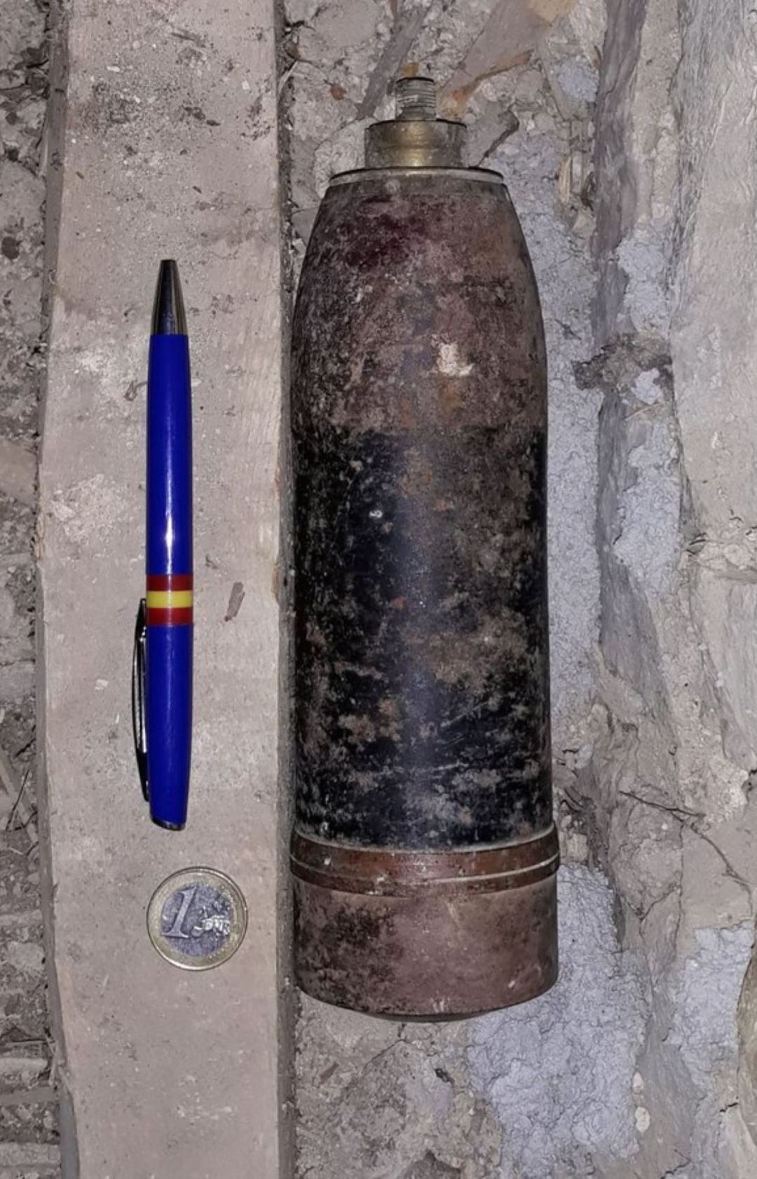 Un vecino de Torre Val de San Pedro encuentra un proyectil de la Guerra Civil Un vecino de Torre Val de San Pedro encuentra un proyectil de la Guerra Civil