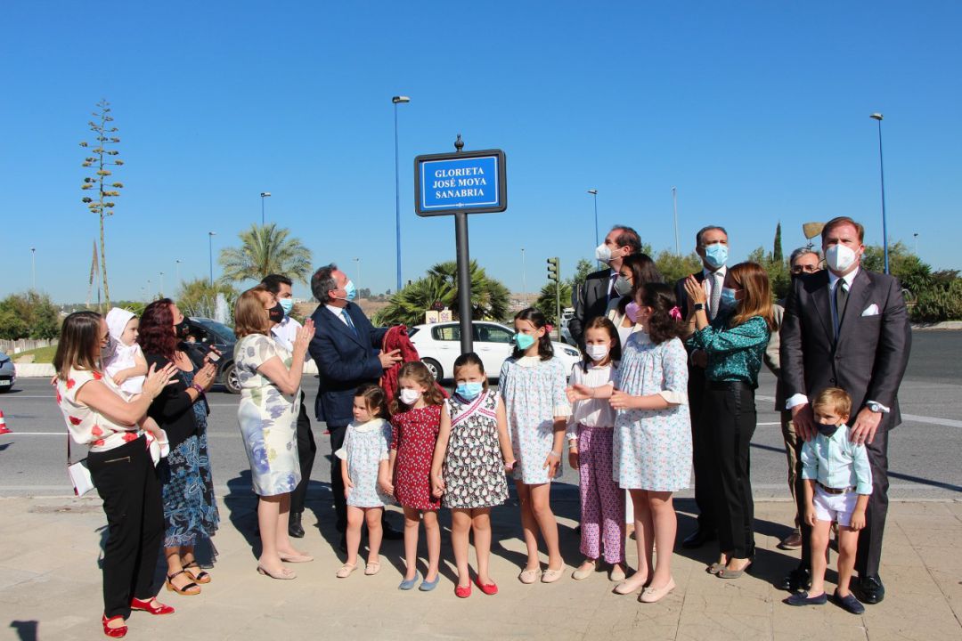 Juan Espadas, alcalde de Sevilla, junto a familiares de Juan Moya Sanabria en la glorieta que lleva su nombre Juan Espadas, alcalde de Sevilla, junto a familiares de Juan Moya Sanabria en la glorieta que lleva su nombre