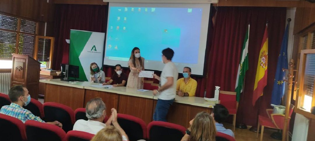 La delegada de Desarrollo Sostenible, María José Lara ha entregado los diplomas a los alumnos La delegada de Desarrollo Sostenible, María José Lara ha entregado los diplomas a los alumnos