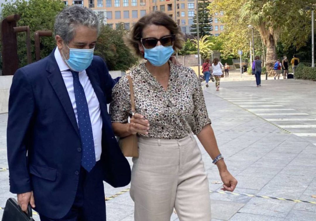 Celia Zafra y su abogado a la salida de la Ciudad de la Justicia de València Celia Zafra y su abogado a la salida de la Ciudad de la Justicia de València