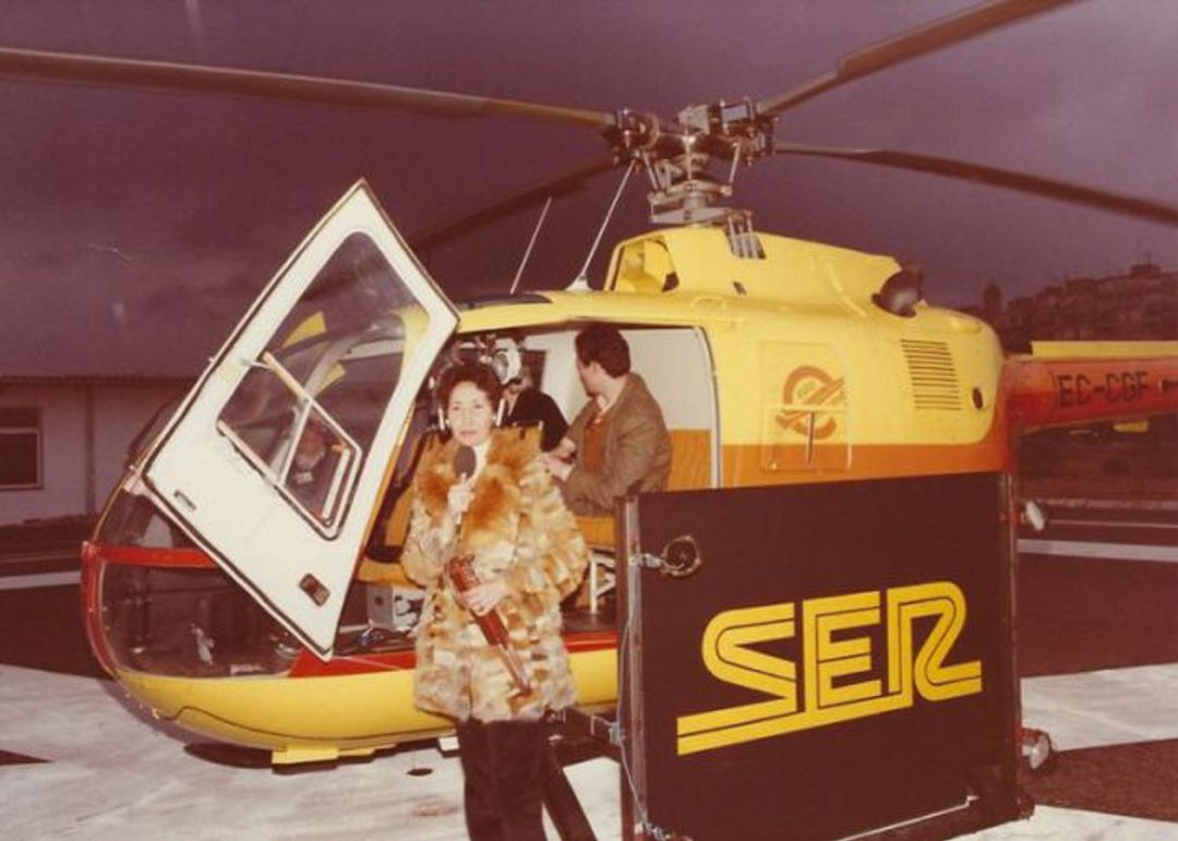 Fotografía de archivo: La locutora Mara Calabuig retrasmitió una noche de Cremà desde un helicoptero, era la primera vez que se hacía. Fotografía de archivo: La locutora Mara Calabuig retrasmitió una noche de Cremà desde un helicoptero, era la primera vez que se hacía.