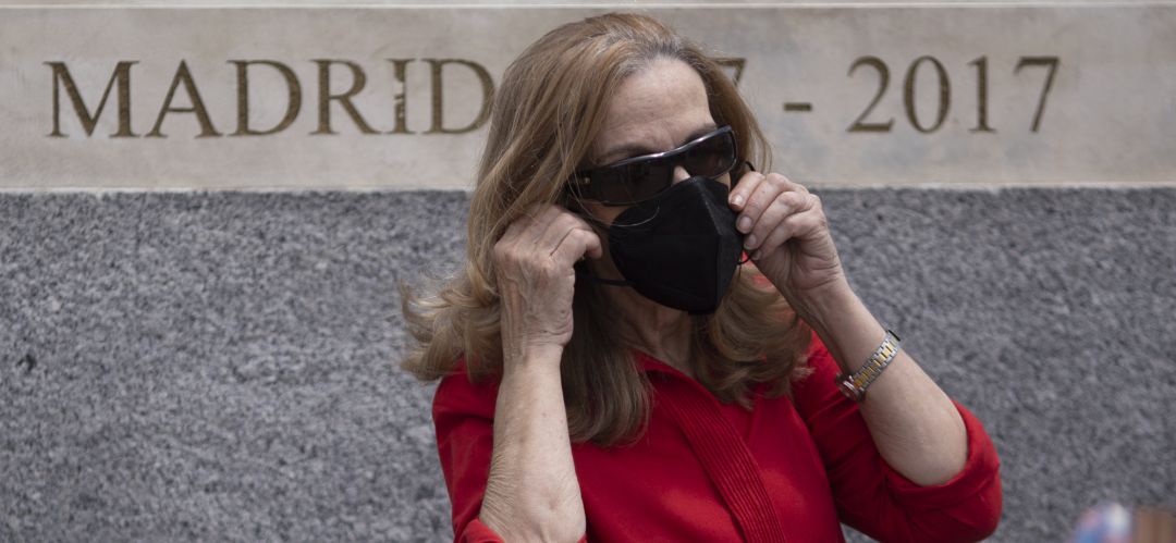 Una mujer con mascarilla, en la Puerta del Sol Una mujer con mascarilla, en la Puerta del Sol