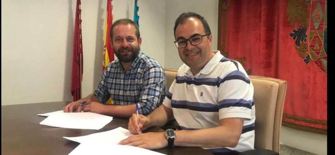 Momento de la firma del Pacto de Gobierno entre el alcalde socialista leganense, Santiago LLorente, y el portavoz de Más Madrid Leganemos. Momento de la firma del Pacto de Gobierno entre el alcalde socialista leganense, Santiago LLorente, y el portavoz de Más Madrid Leganemos.