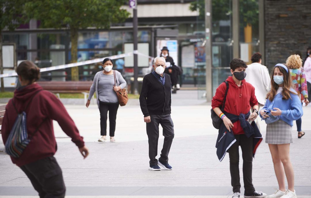 Transeúntes pasean por calles de Santander con mascarilla. Transeúntes pasean por calles de Santander con mascarilla.