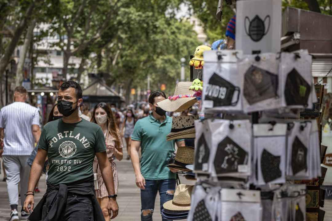 Viandantes por la calle en Barcelona. Viandantes por la calle en Barcelona.