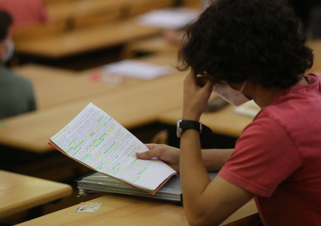 Un estudiante realiza un examen el día del comienzo de los exámenes de selectividad 2021. Un estudiante realiza un examen el día del comienzo de los exámenes de selectividad 2021.