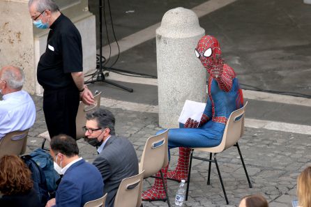 Spiderman esperando al Papa. Spiderman esperando al Papa.