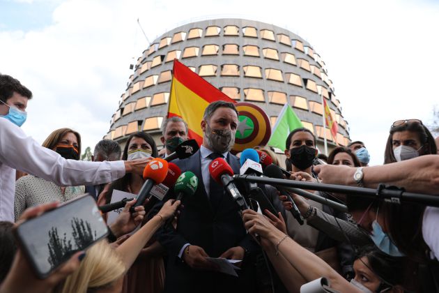 El presidente de Vox, Santiago Abascal, acompañado por los diputados de Vox, ofrece declaraciones a los medios de comunicación en el Tribunal Constitucional, a 16 de junio de 2021, en Madrid (España El presidente de Vox, Santiago Abascal, acompañado por los diputados de Vox, ofrece declaraciones a los medios de comunicación en el Tribunal Constitucional, a 16 de junio de 2021, en Madrid (España