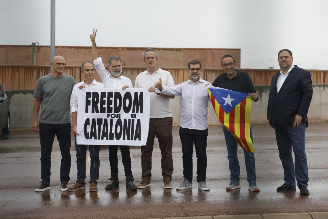 Junqueras, Forn, Rull, Turull, Romeva, Sànchez y Cuixart salen de Lledoners con el indulto
Junqueras, Forn, Rull, Turull, Romeva, Sànchez y Cuixart salen de Lledoners con el indulto