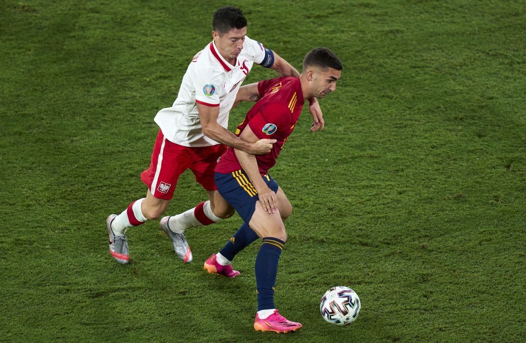 Lewandowski presiona a Ferran Torres, durante el España - Polonia Lewandowski presiona a Ferran Torres, durante el España - Polonia