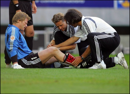Oliver Kahn siendo atendido por los médicos de la selección de Alemania Oliver Kahn siendo atendido por los médicos de la selección de Alemania