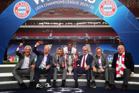 Oliver Kahn y toda la directiva del Bayern de Múnich con la última Champions League ganada Oliver Kahn y toda la directiva del Bayern de Múnich con la última Champions League ganada