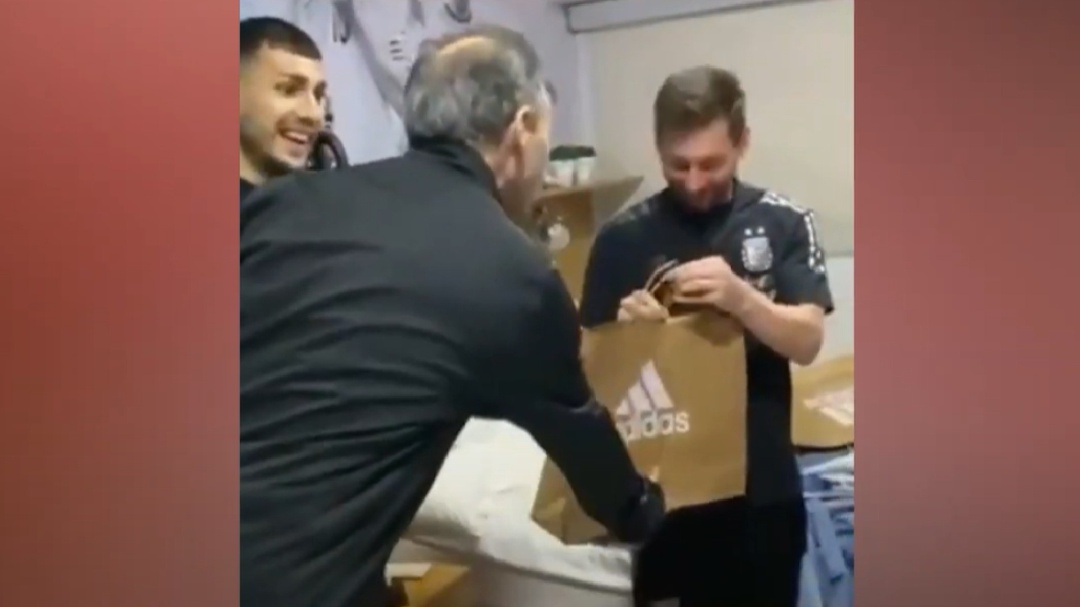 Messi recibiendo varios regalos por su cumpleaños Messi recibiendo varios regalos por su cumpleaños