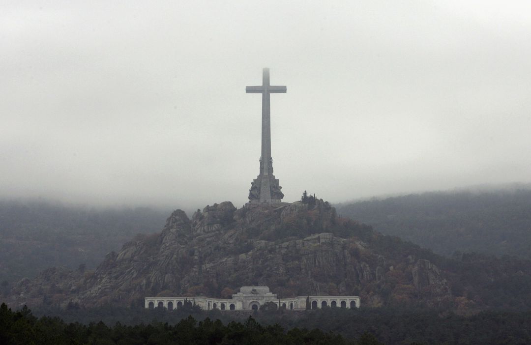 El Gobierno recibe la licencia de obras de El Escorial para realizar exhumaciones. El Gobierno recibe la licencia de obras de El Escorial para realizar exhumaciones.