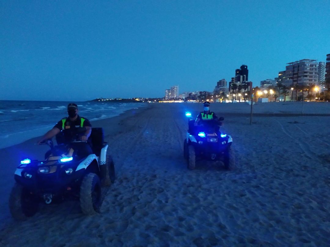 Agentes de la Policía Local patrullan las playas alicantinas. Agentes de la Policía Local patrullan las playas alicantinas.