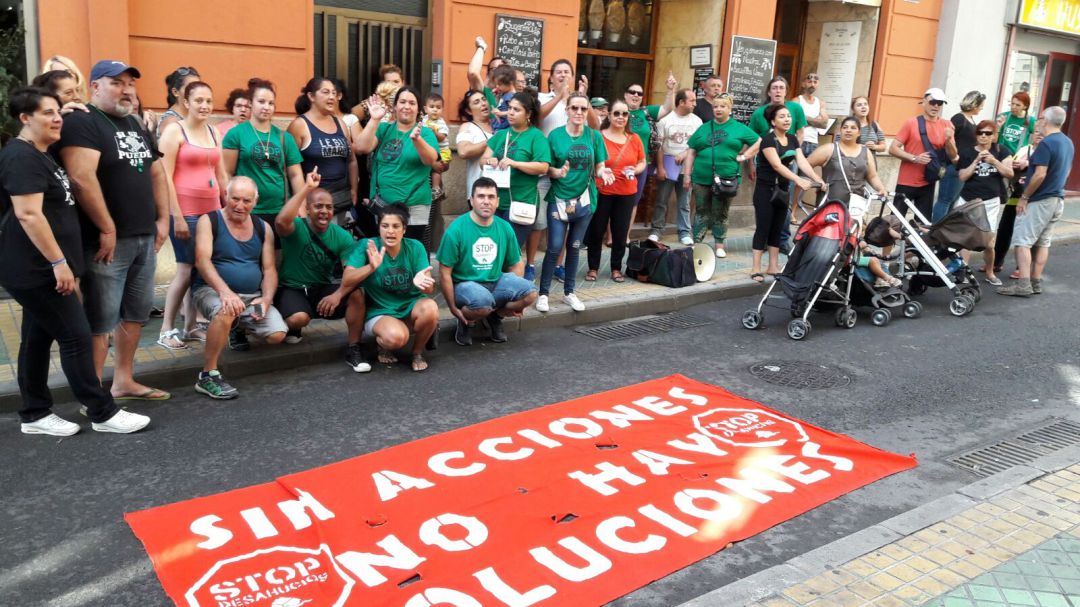 La Plataforma, en una de sus acciones en Alicante. La Plataforma, en una de sus acciones en Alicante.