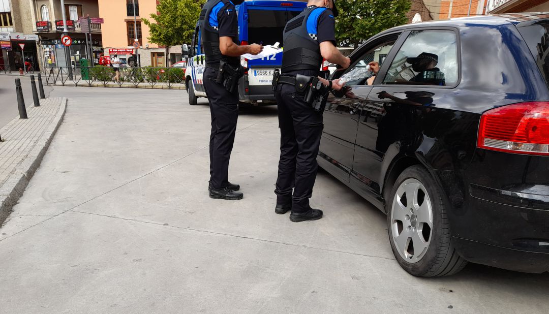 Agentes de la Policía Municipal en uno de los controles efectuados en la campaña de vigilancia de alcohol y drogas al volante Agentes de la Policía Municipal en uno de los controles efectuados en la campaña de vigilancia de alcohol y drogas al volante