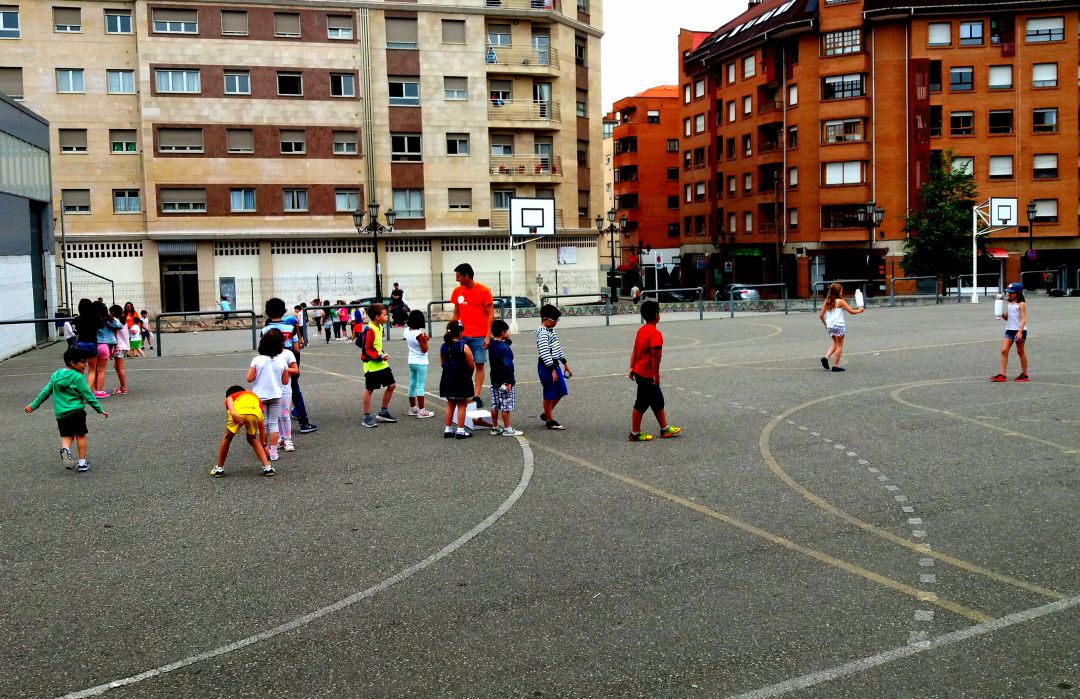 Niños jugando en las instalaciones deportivas de su colegio Niños jugando en las instalaciones deportivas de su colegio