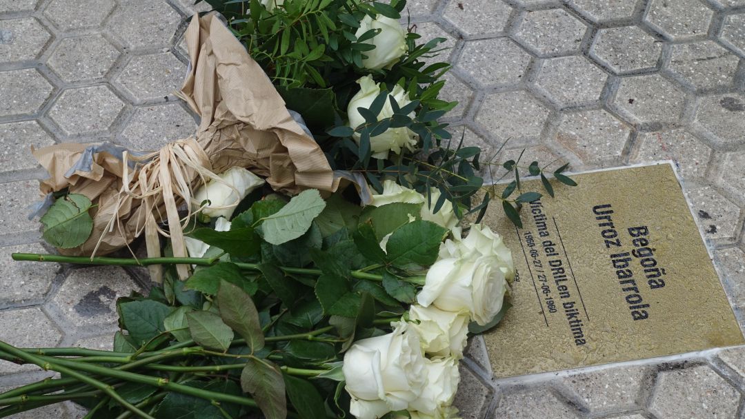 Placa en homenaje a Begoña Urroz colocada por el Ayuntamiento de San Sebastián en la estación de Amara Placa en homenaje a Begoña Urroz colocada por el Ayuntamiento de San Sebastián en la estación de Amara